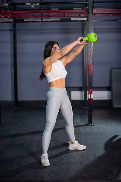 Mujer Asi Tica Haciendo Ejercicios Con Pesas En El Gimnasio Foto Premium