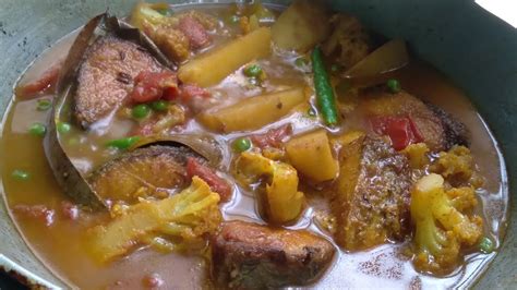 শীতের সবজি ফুলকপি আলু দিয়ে রুই মাছের ঝোল। Ruifishcurry