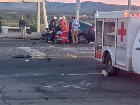 Fuerte choque entre dos autos en la carretera 70 Poniente dejó cinco