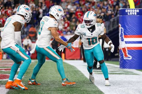 Miami Dolphins Tyreek Hill Goes After Micah Parsons And Chris Jones