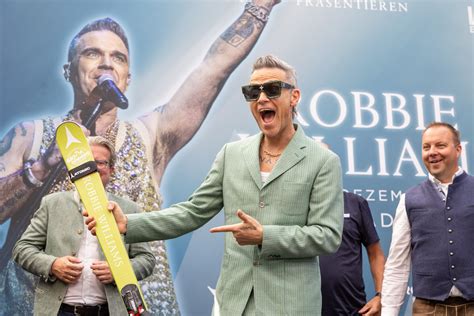 ROBBIE WILLIAMS BEIM SKI OPENING SCHLADMING DACHSTEIN Luxus Reise Und