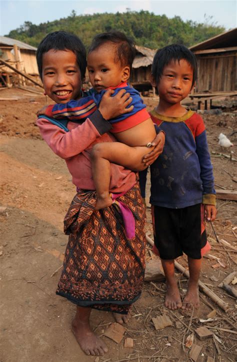 Akha Hill Tribe Children Kinder Bergdoerfer Laos Trekking