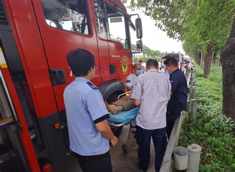 江门新会：男子深陷淤泥被困河中，民警消防合力搜救终脱险