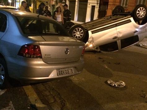 G1 Carro capota após bater em veículo estacionado em rua de Santos