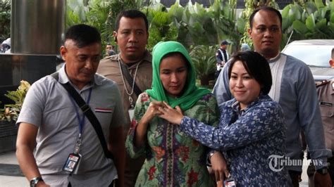 BERITA FOTO Inilah Istri Cantik Gubernur Bengkulu Yang Diciduk KPK