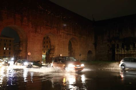 Maltempo A Roma Nubifragio Code E Black Out Corriere It