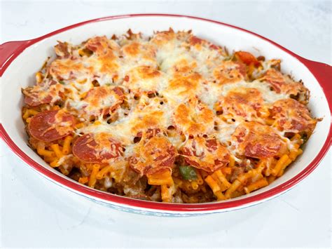 Macaroni and Cheese Pizza Casserole - Julia Pacheco