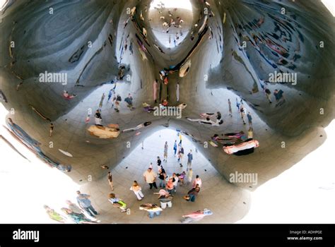 Chicago Bean Sculpture Reflection / Millennium Park Stock Photo - Alamy