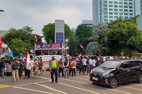 Tolak Konser Coldplay Di Gbk Massa Blokade Jalan Asia Afrika