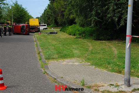 Auto Belandt Op Zijn Kant Bij Ongeval Seizoenenbuurt Hv Almere