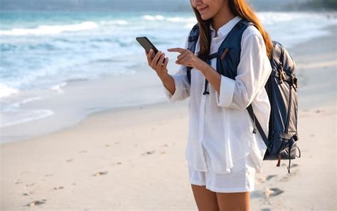 Close De Uma Viajante Feminina Segurando E Usando O Celular Enquanto