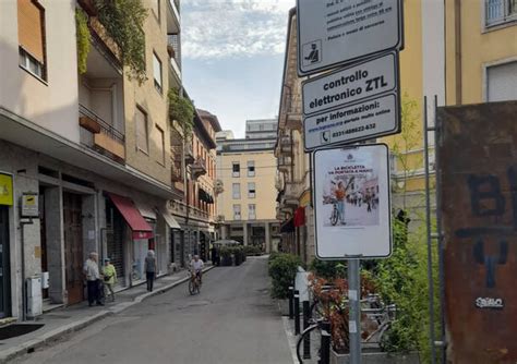 Sì alle bici ma con prudenza nella ZTL di Legnano arrivano i cartelli