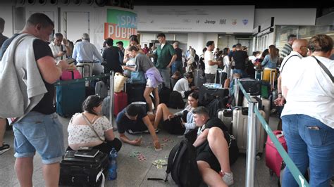 Etna Turisti Disperati All Aeroporto Di Catania Prima L Incendio