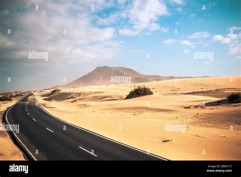 Viaje En El Concepto De Carretera Con Carretera Asfaltada De Largo