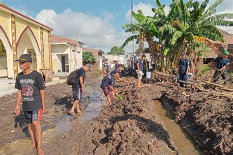 ASN Pemkab Lumajang Bersih Bersih Rumah Warga Terdampak Semeru ANTARA