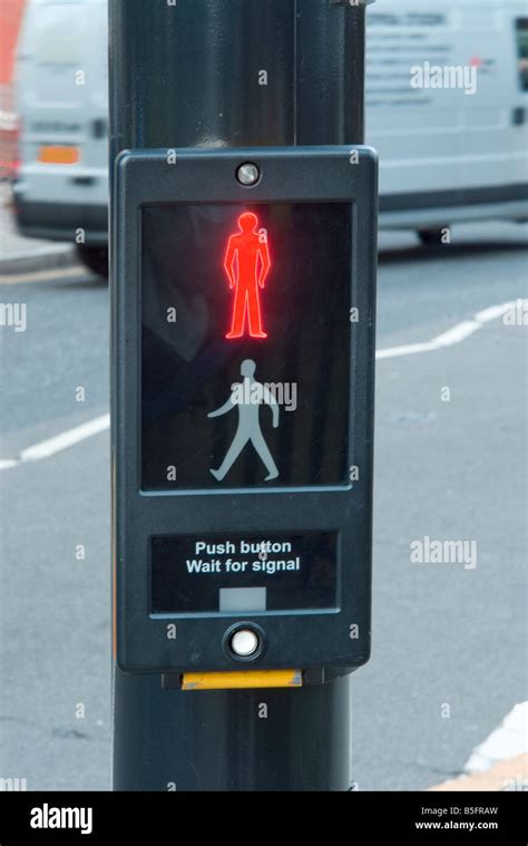 Pedestrian crossing sign showing red for don't walk Stock Photo - Alamy