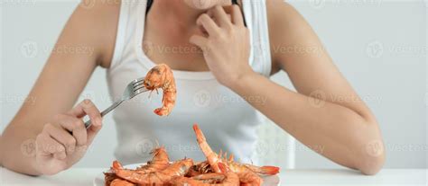 food allergies, women have reactions itching and redness after eating