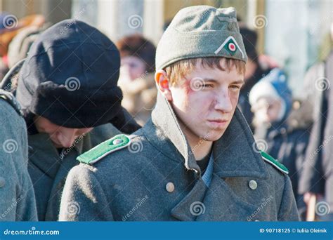 Retrato Do Menino Vestido Como O Soldado Alem O Da Segunda Guerra