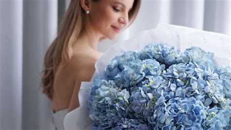 Por Qu Las Mujeres Regalan Flores Azules El De Octubre Fmdos