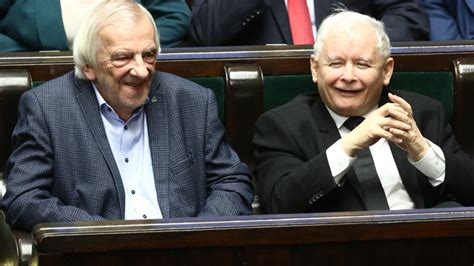 Nowy sondaż Koalicja Obywatelska traci PiS utrzymuje wysokie poparcie