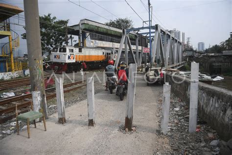 PENUTUPAN PERLINTASAN KERETA API ANTARA Foto