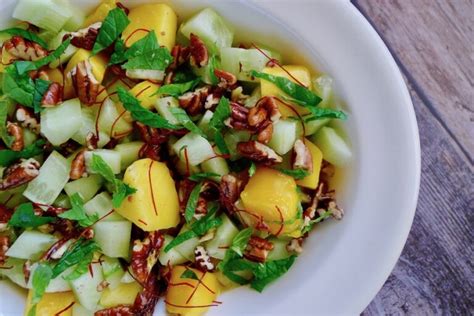 Komkommer Mango Salade Met Pecannoten Con Serveert