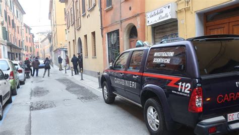 Bologna Accoltella L Ex Moglie Davanti Ai Figli E Scappa Con L Auto