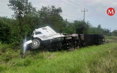 Vuelca tráiler cargado de aguacates en carretera Reynosa San Fernando