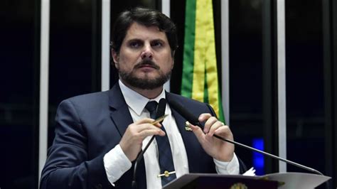 SENADOR BOLSONARISTA RASGA O VERBO BATE NA TRIBUNA E É REPREENDIDO POR