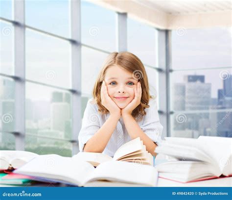 Menina Do Estudante Que Estuda Na Escola Foto De Stock Imagem De Mesa