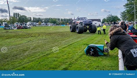 crowd  visitors    truck fest enjoying  display  sling