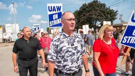 Live Updates Uaw Strikers Receive Bidens Support As He Walks Picket