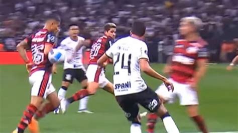 Mão na bola Entenda por que o gol de Arrascaeta foi validado na