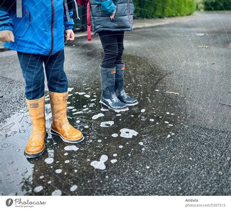 Zwei Kinder Stehen In Einer Pf Tze Ein Lizenzfreies Stock Foto Von