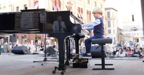 Italie Un petit prodige du piano à peine âgé de 5 ans fait le buzz