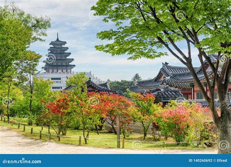 Colorful Autumn View of Garden at Gyeongbokgung Palace in Seoul Stock ...