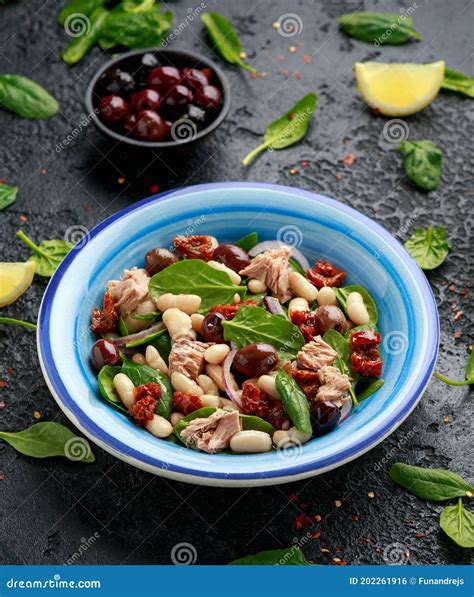 Salade Van Tonijn De Witte Bonen Met Spinazie Van De Olijf De Rode Ui