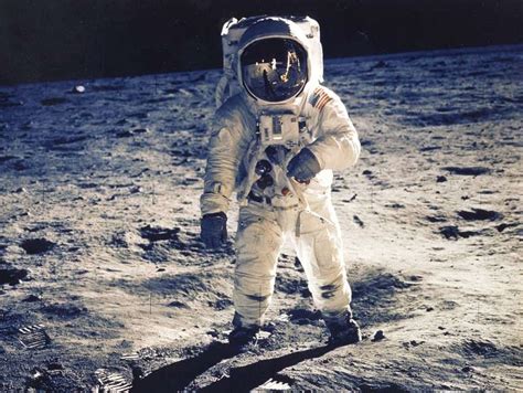 Homem Pisando Na Lua - Há 44 anos, o homem deu seu primeiro passo na Lua