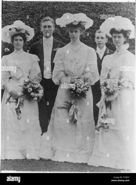 Franklin D. Roosevelt and Eleanor Roosevelt, group shot in Hyde Park ...