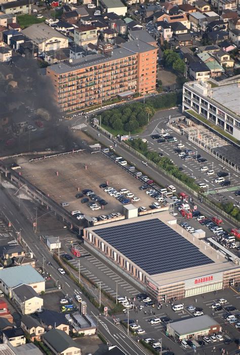 パチンコ店立体駐車場2階で火災 複数台に燃え移る 神奈川・厚木 写真特集18 毎日新聞