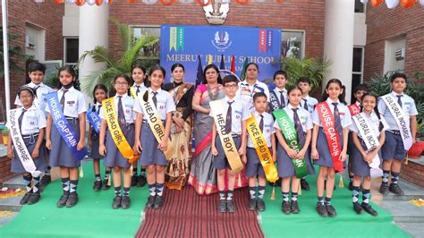 Students Carrying The Flag मेरठ पब्लिक स्कूल में मनाया अलंकरण समारोह