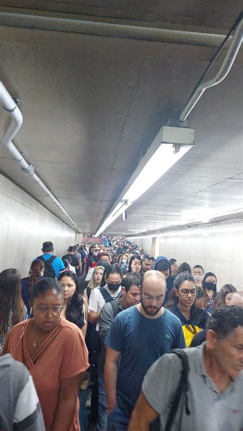 Falha na Linha 3 Vermelha do Metrô provoca lentidão na operação e