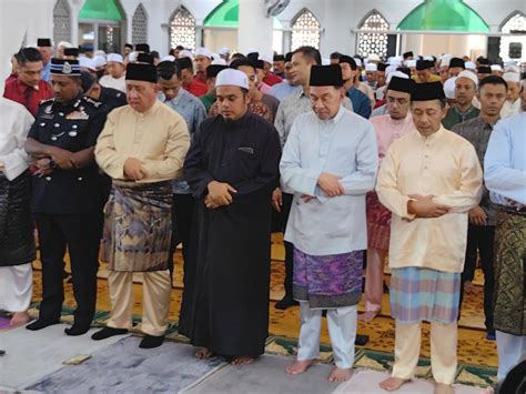 Anwar Bersama Rakyat Makan Tengah Sempena Jamuan Hari Raya Dan Solat