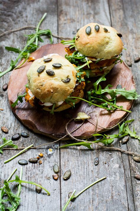 Vegetarischer Burger mit Süßkartoffel Couscous Pattie und Kürbiskern