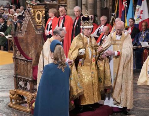 Charles Iii Couronné Retrouvez Tous Les Moments Forts De Cet