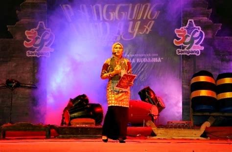 Lantunan Puisi Istri Bupati Sampang Meriahkan Panggung Budaya Madura