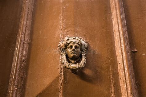 Puxador Da Porta Ou Aldrava Ornamentado Tradicional Contra Uma Porta De