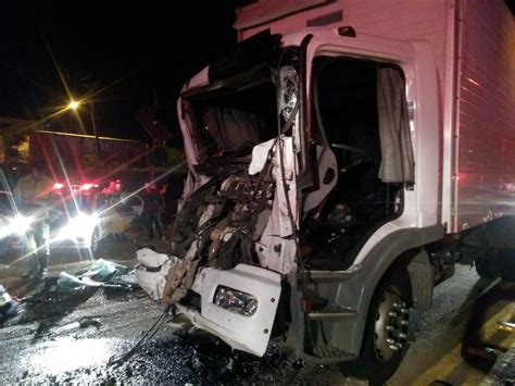 Colisão Entre Caminhão E Carreta Deixa Ferido Na Rodovia Campinas Monte