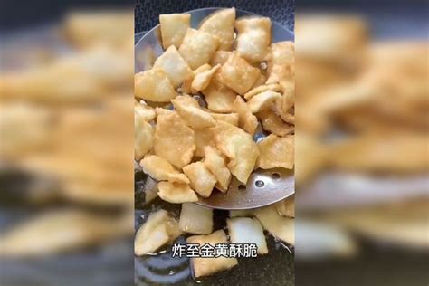 把面条放进滚烫的油锅中，瞬间变美食，吃一次就忘不了瞬间美食油锅