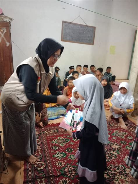 Senyum Penerima Wakaf Al Quran Mabi Foundation